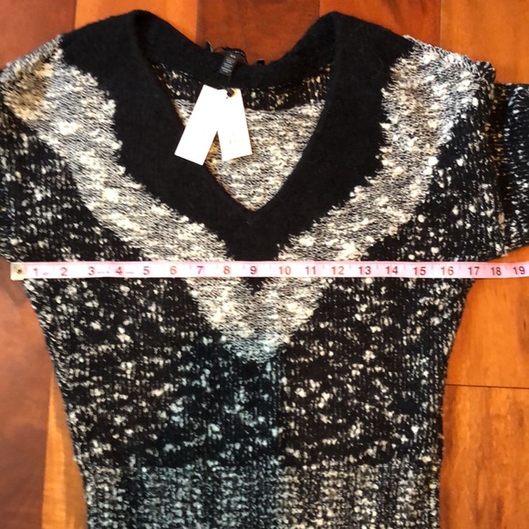 WHBM v-neck pull over sweater. - Picture 11 of 12